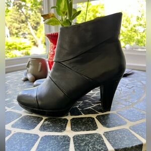 Umbarto Ruffini Vera black ankle boots. Size 40 or 9. Black leather upper.